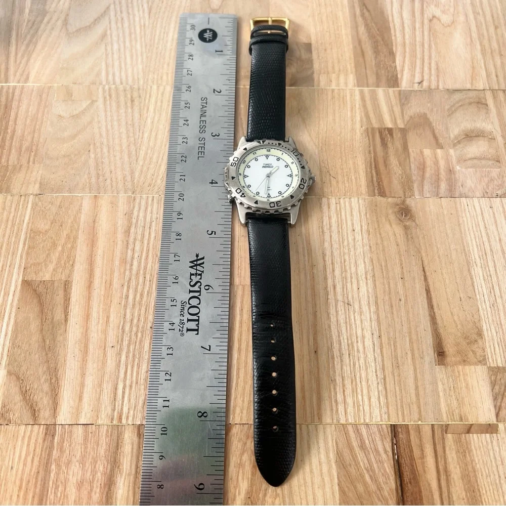 Vintage Timex men’s silver tone black leather watch NEW BATTERY
